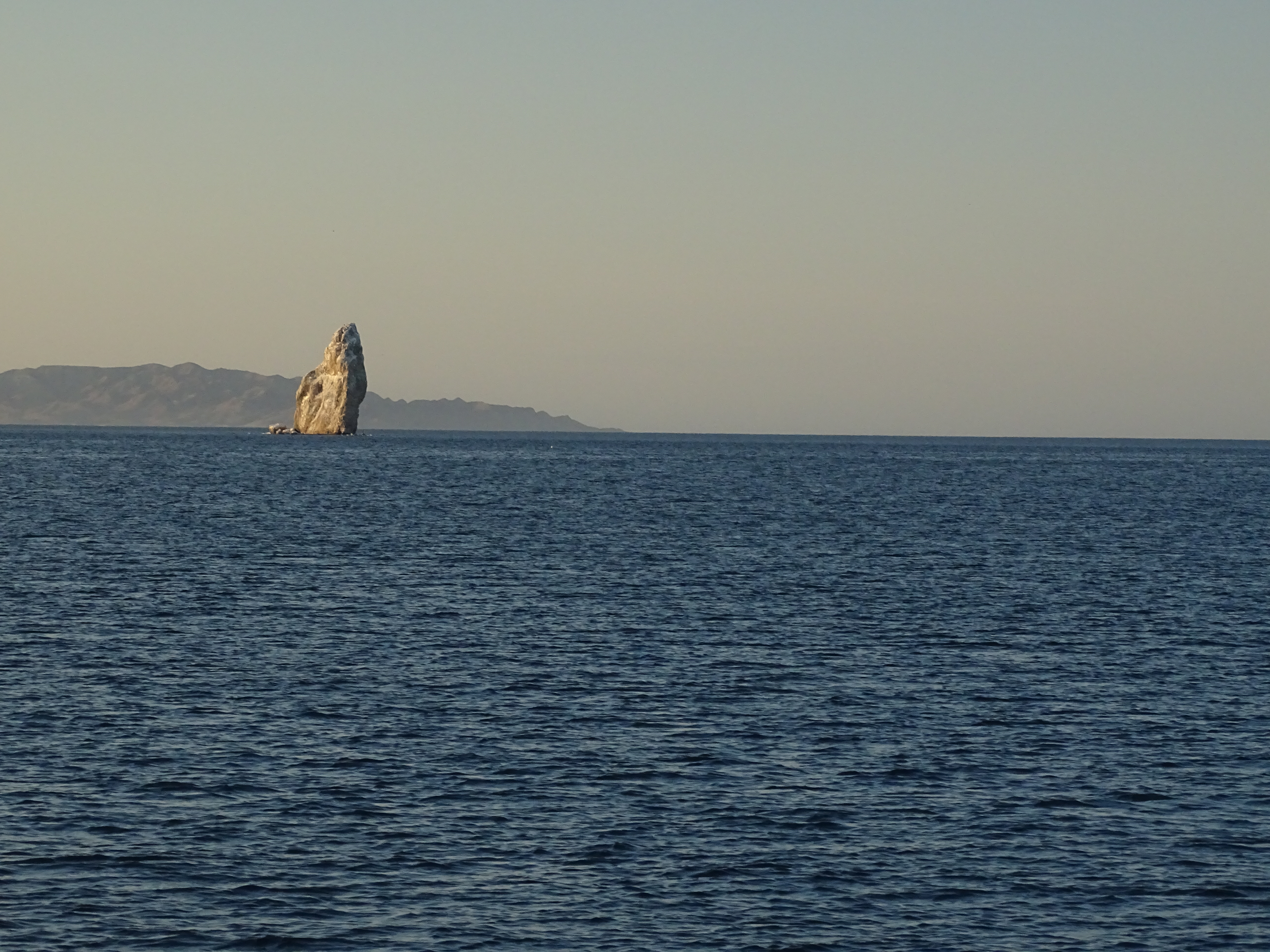 La roca solitaria en la desembocadura del Bahía Agua Verde, BCS