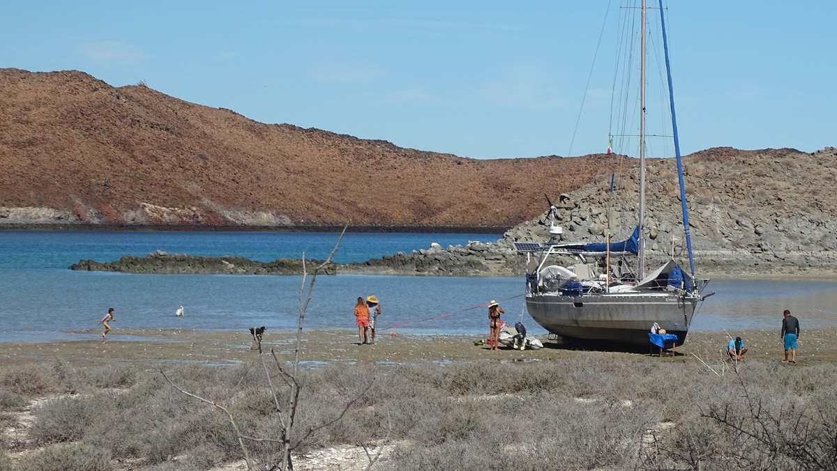Velero bajado en la playa en Puerto de don Juan, Baja California
