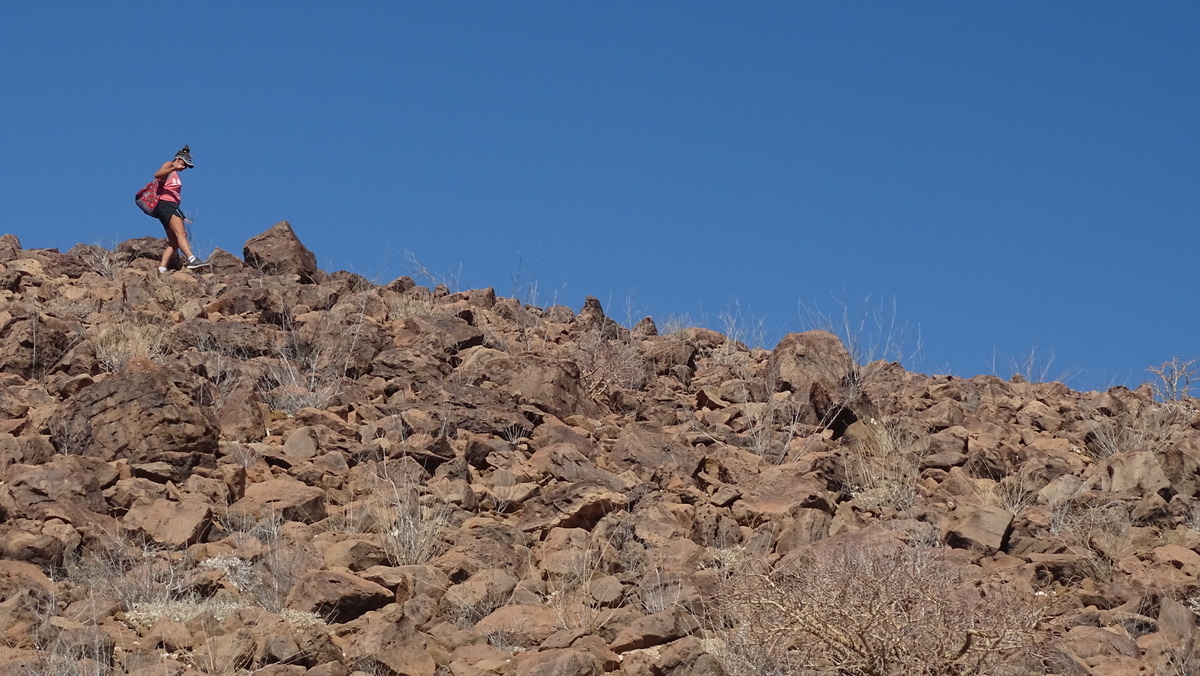 Robyn trepando por una cresta, Punta don Juan, Baja California