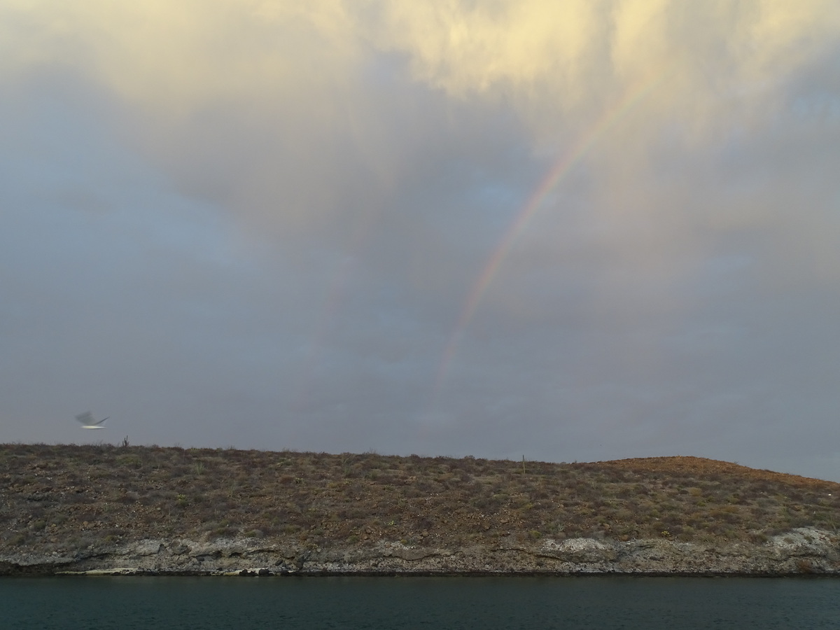 Un arco iris en Caleta Lobos, BCS