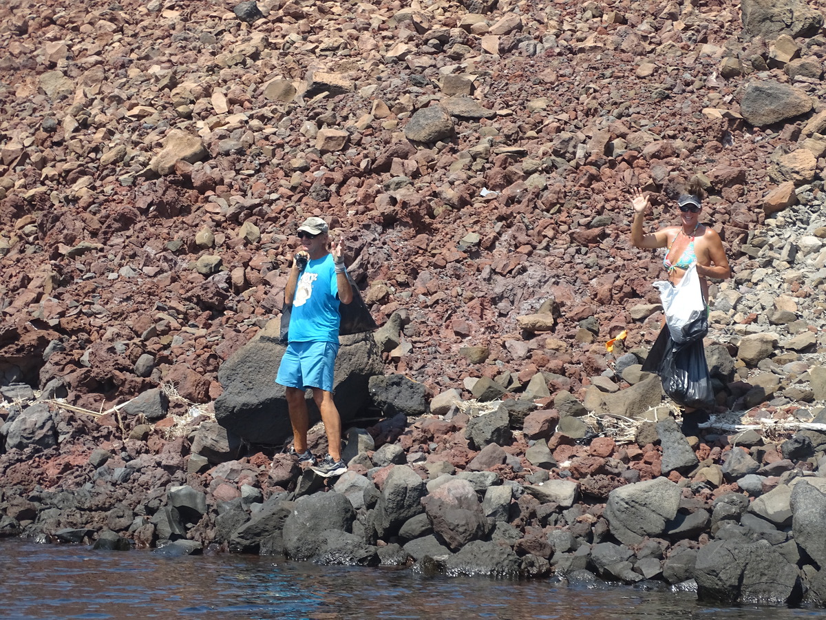 Alan y Robyn recogiendo residuo plástico en Puerto don Juan, Baja California