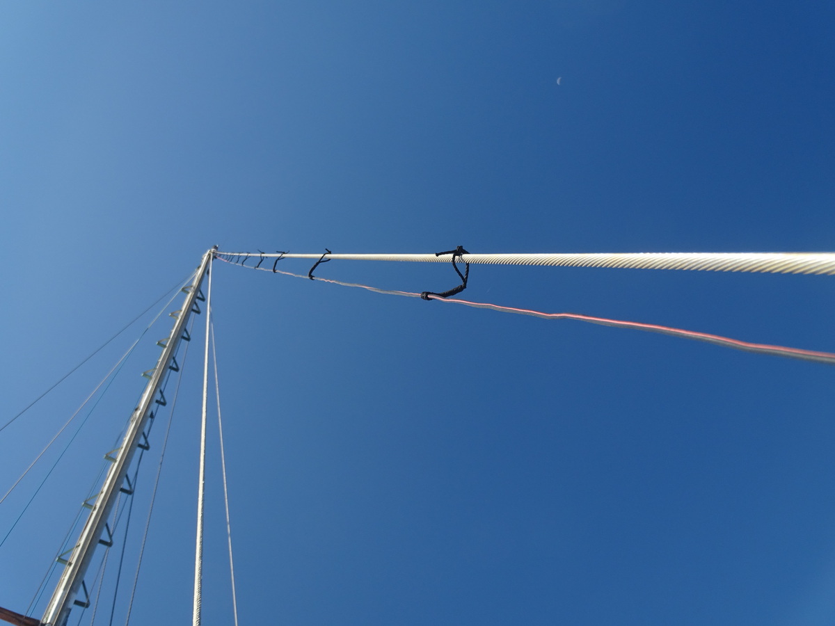 La antena de doce metros montada en el estay de popa