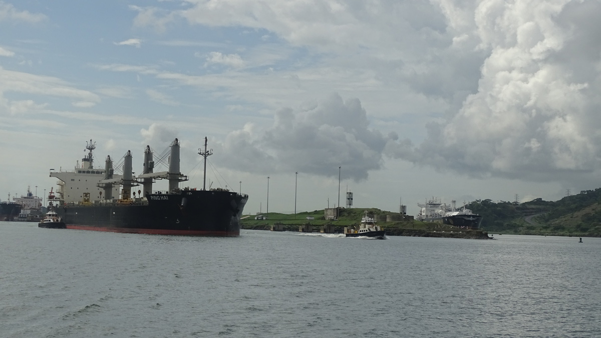 Gran buques saliendo de las esclusas Miraflores del Canal de Panamá