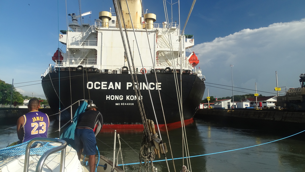 El buque Ocean Prince por la proa de Brisa en la esclusa de Miraflores