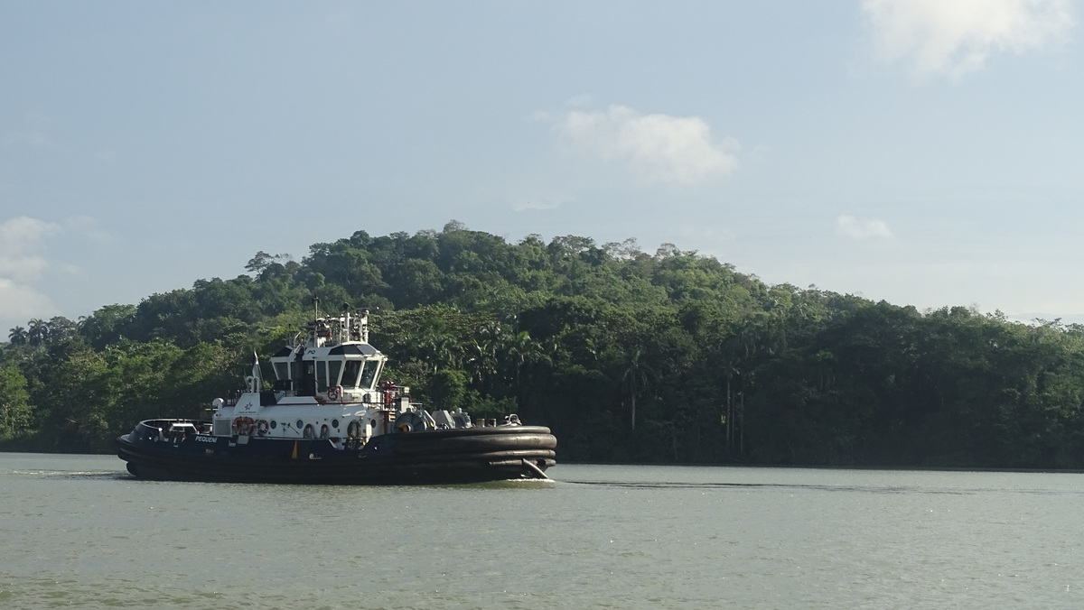 Buque remolcador del Canal de Panamá