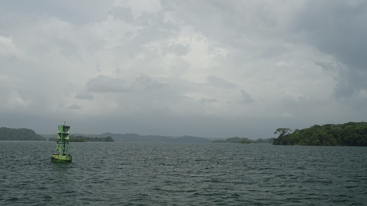 Boya verde del canal de Panamá en el lago Gatún