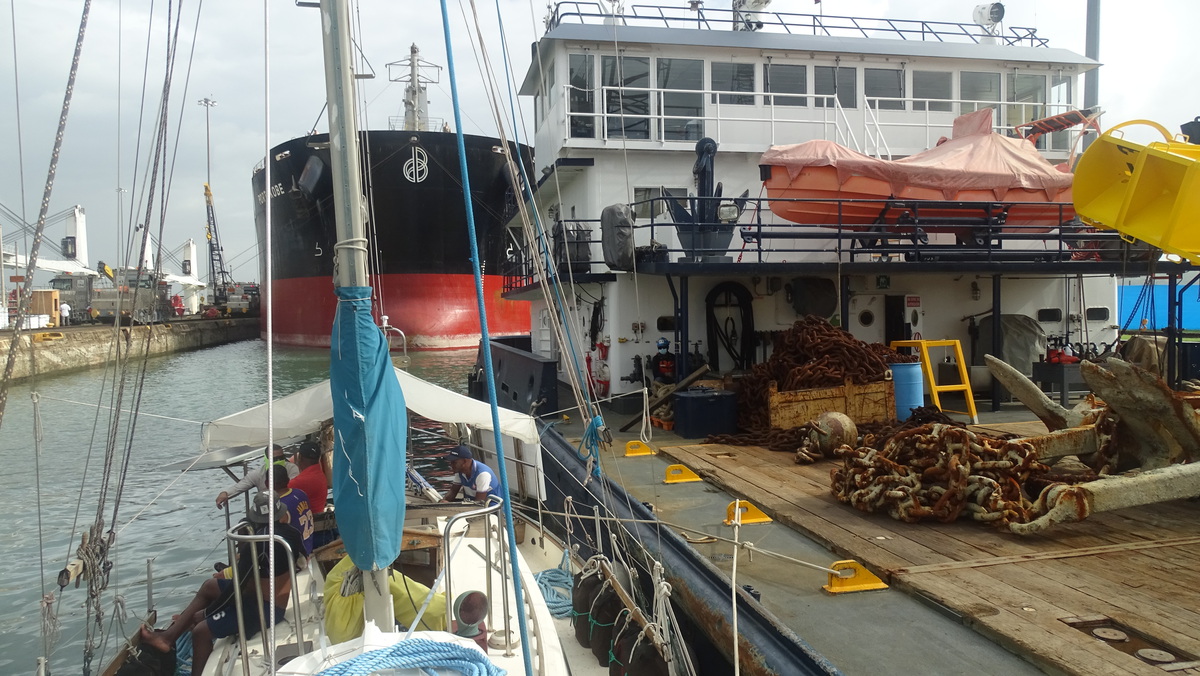Brisa atracado con un buque de mantenimiento en una de las esclusas de Gatún