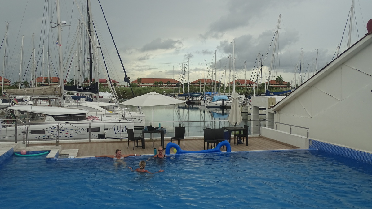 La piscina y la marina, Shelter Bay Marina