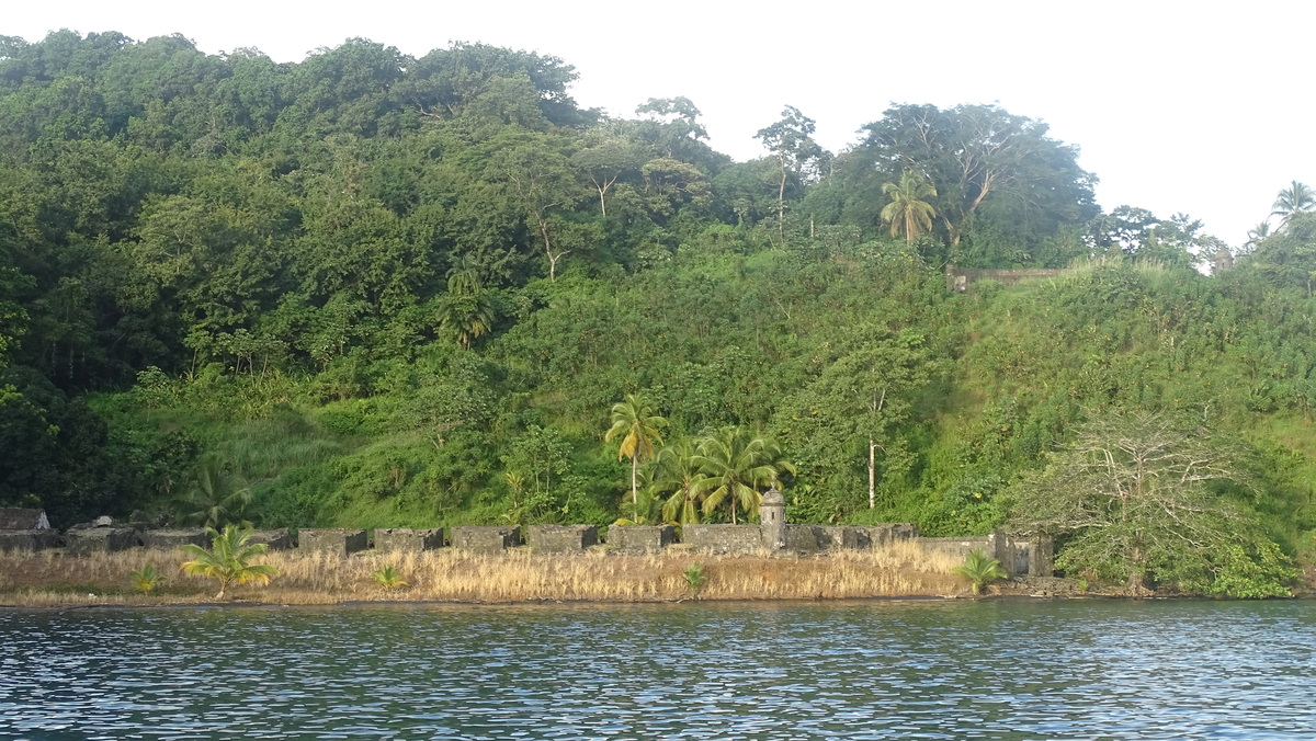 Un fuerte colonial de España al lado norte de Bahía Portobelo