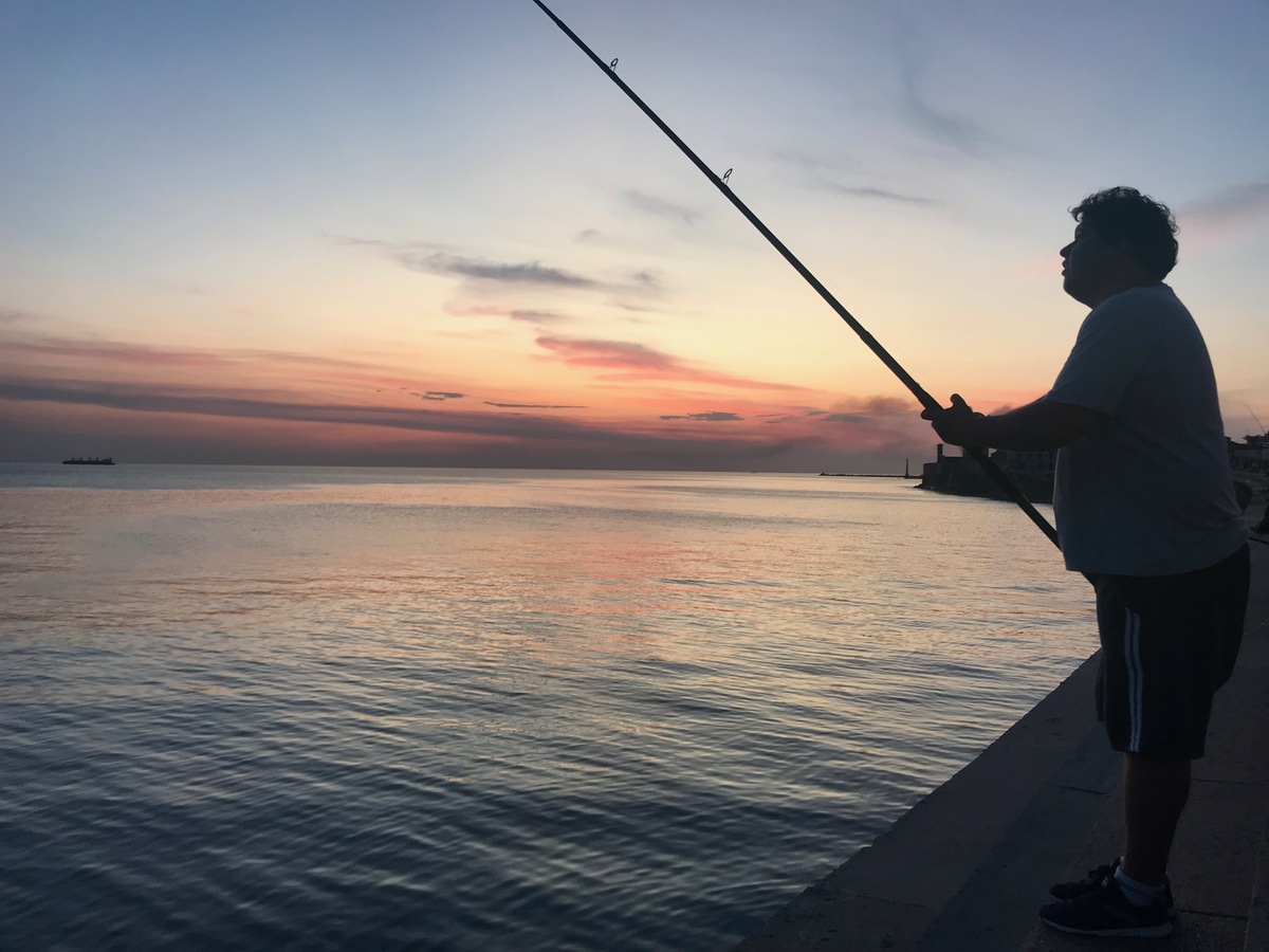 Pescador sobre la Rambla en Palermo, Montevideo