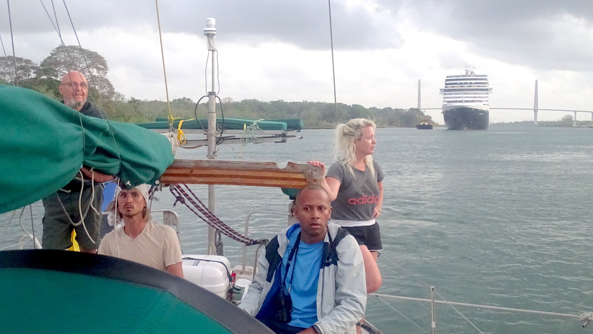 Navegantes y consejero entrando al canal de Panamá, seguido por un crucero