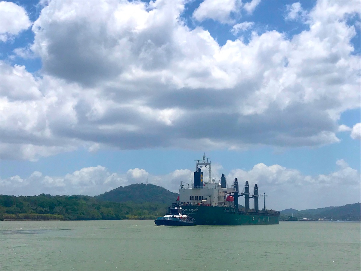 Buque con remolcador en el canal de Panamá