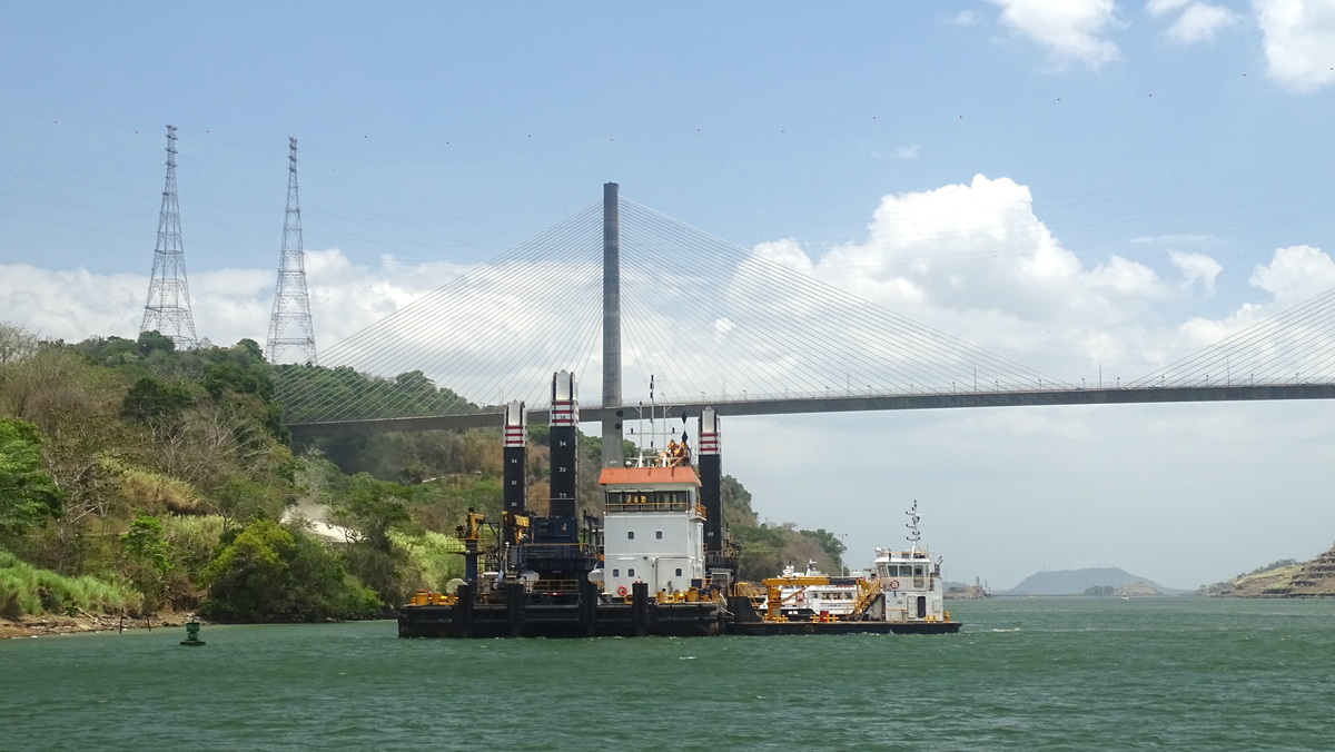 Equipo dragando el canal de Panamá frente del Puente Centenario