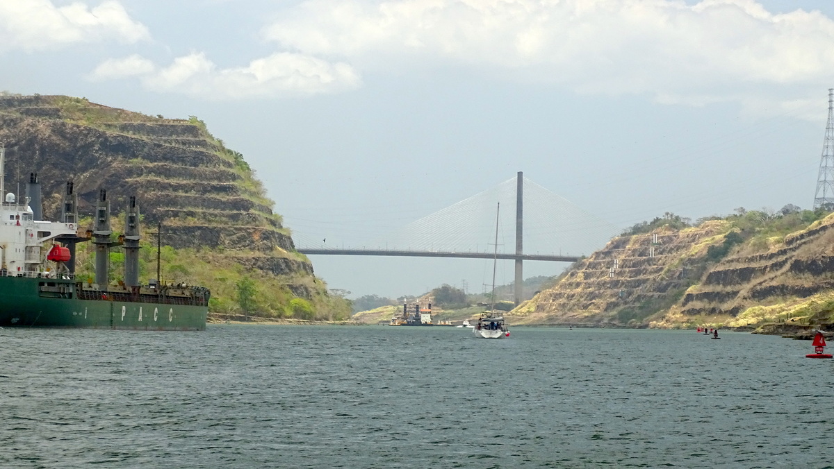 Buque y velero yendo al sur por el corte Gaillard, canal de Panamá