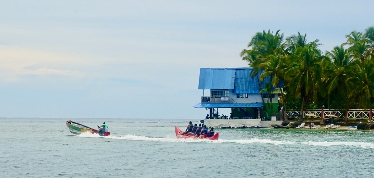 Panga rastreando visitantes a la playa, Isla Grande