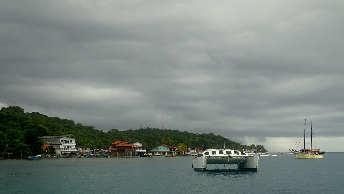 Catamarán abandonado atrás de Isla Grande