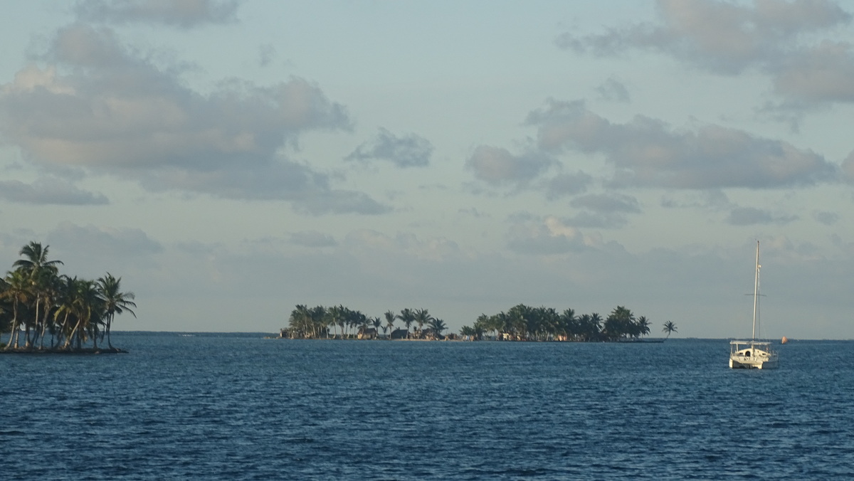 Catamarán fondeado en el archipiélago de San Blas