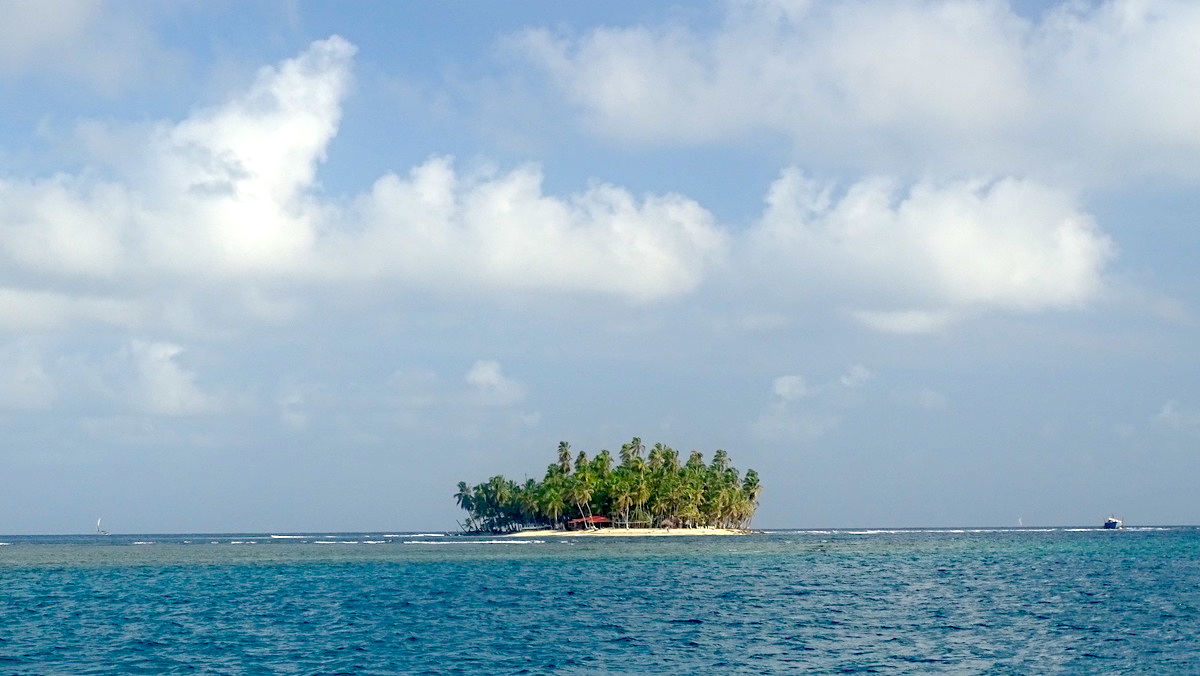 Isla pequeña rodeado con arrecifes