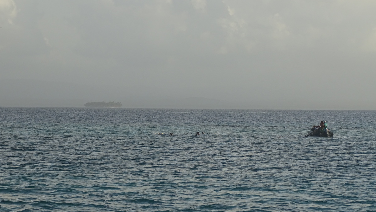 Pescadores en el agua, Guna Yala