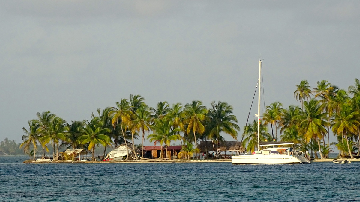 Instalaciones de una isla y catamarán fondeado, Guna Yala