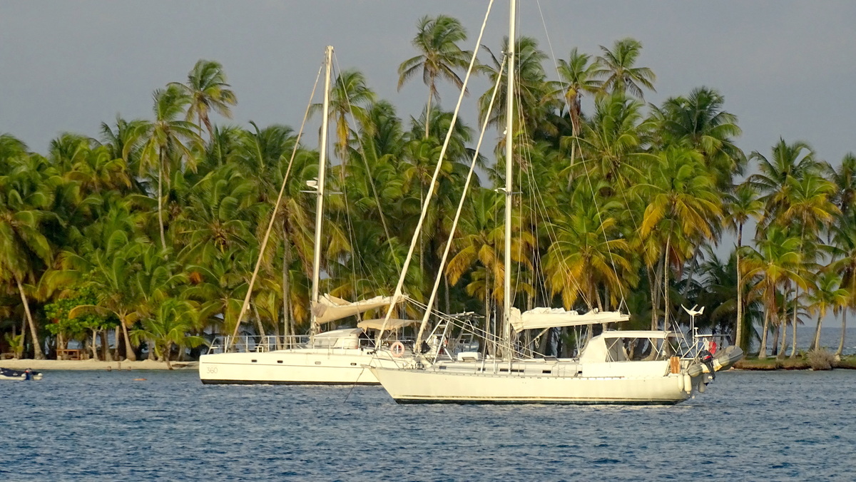 Veleros fondeados frente una isla en Guna Yala