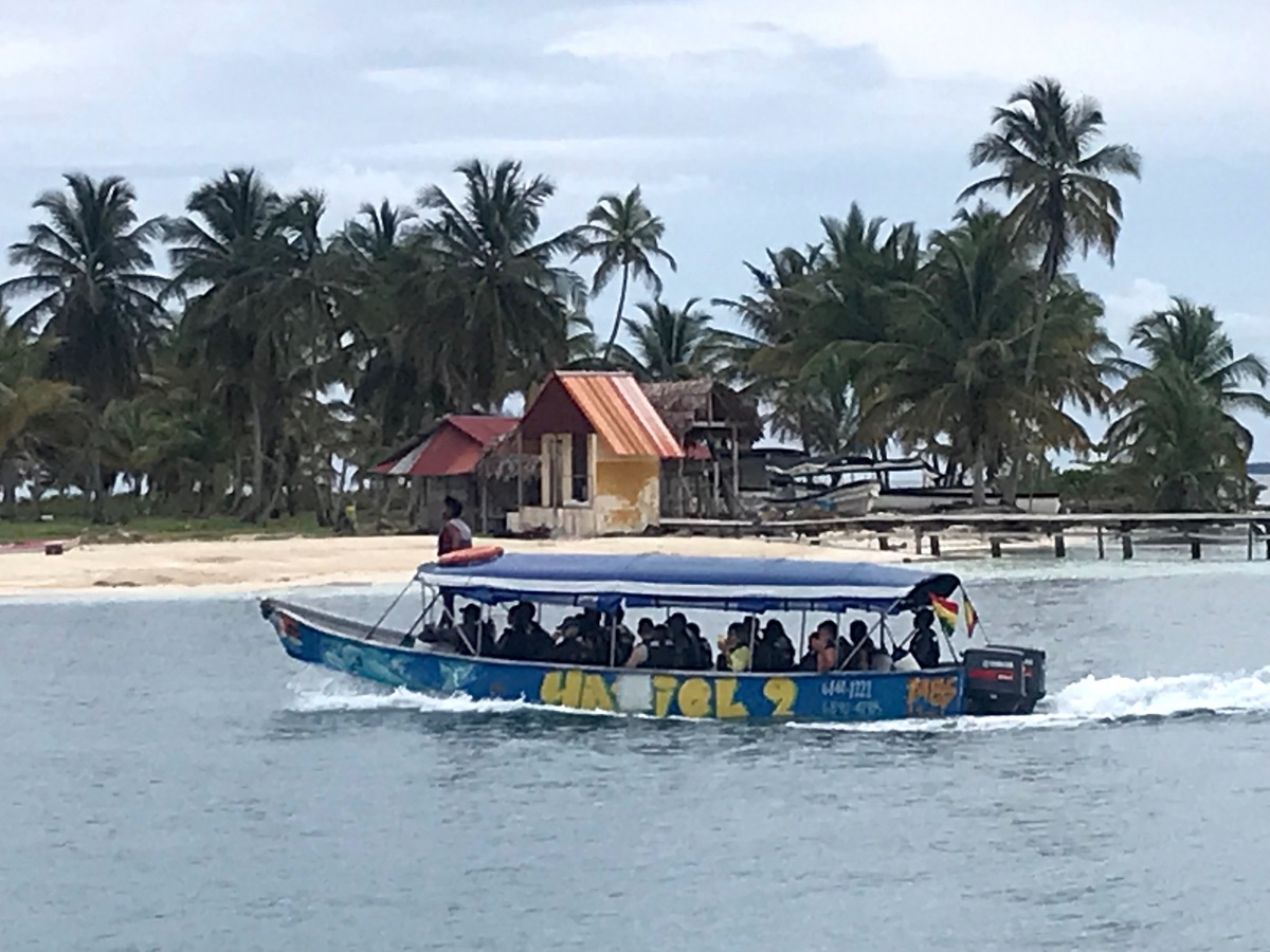 Lancha Guna sobrecargada con visitantes de pasadía, Guna Yala