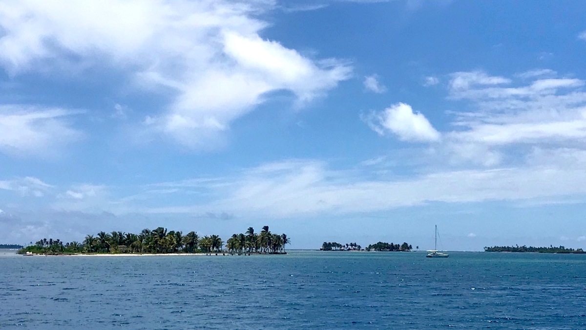 Mar y cielo celeste, playas blancas, Cayo Limón, Guna Yala