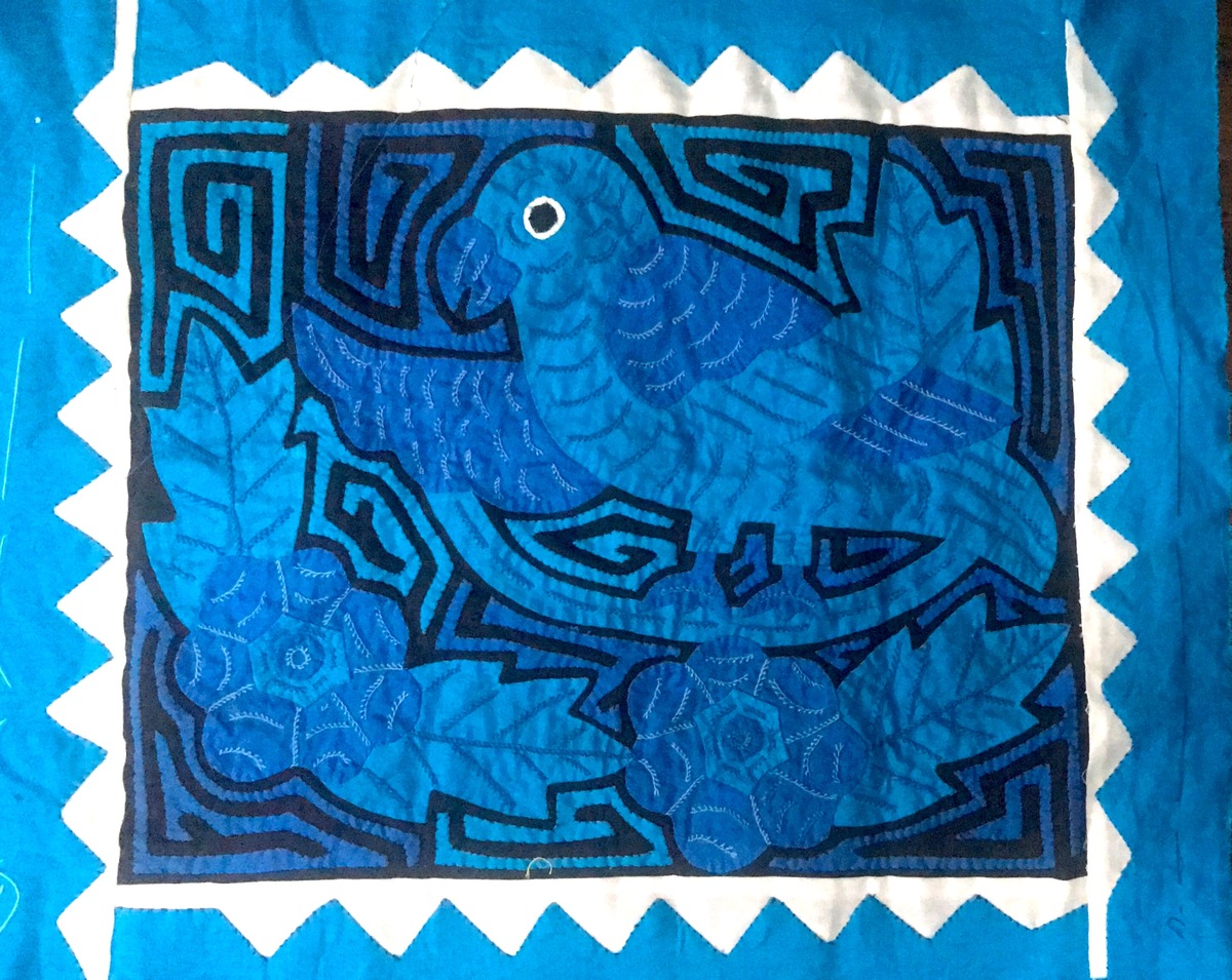 Mola Guna con pájaro azul