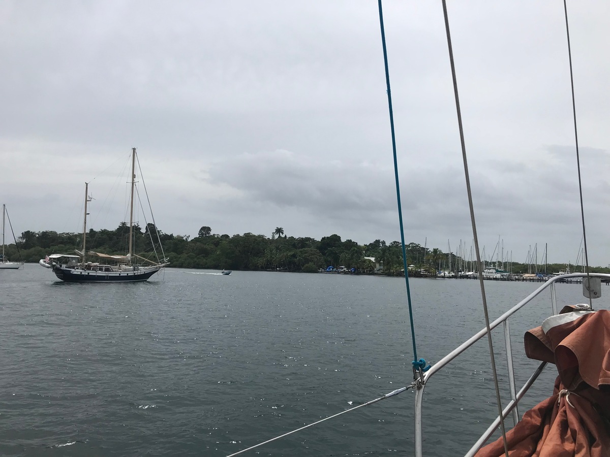 El yacht Shearwater y el fondeadero sur en Bocas del Toro, Panamá