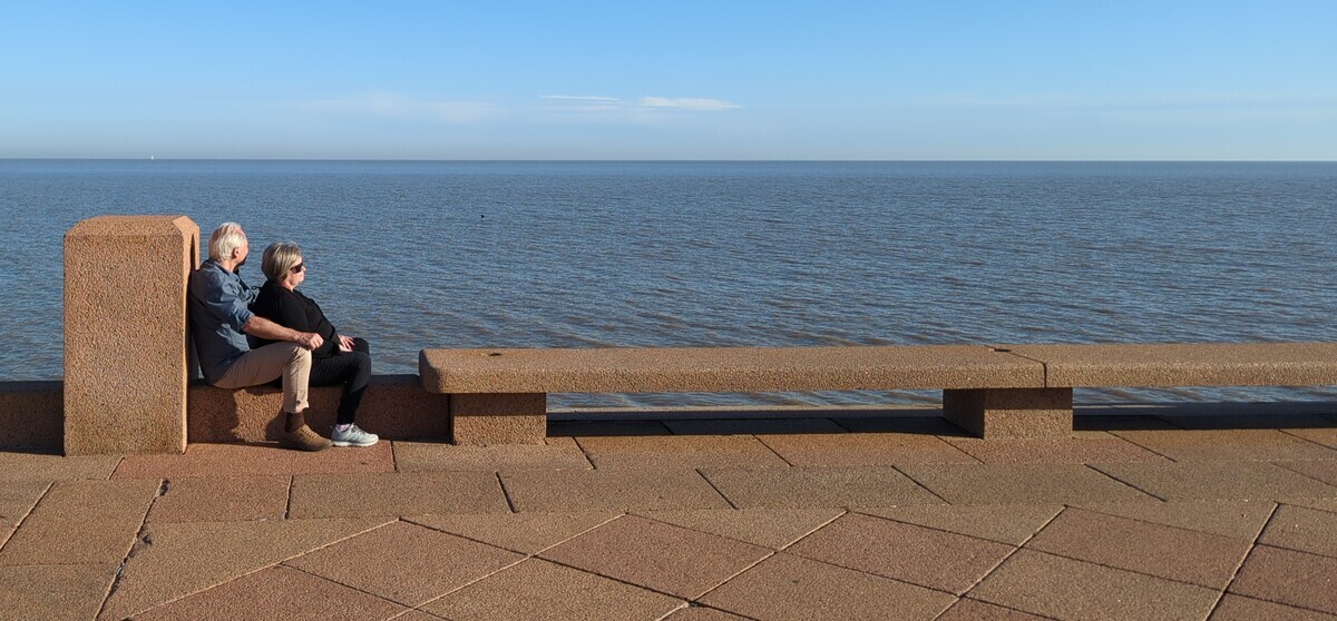 Pareja sentado por la Rambla, Montevideo, Uruguay