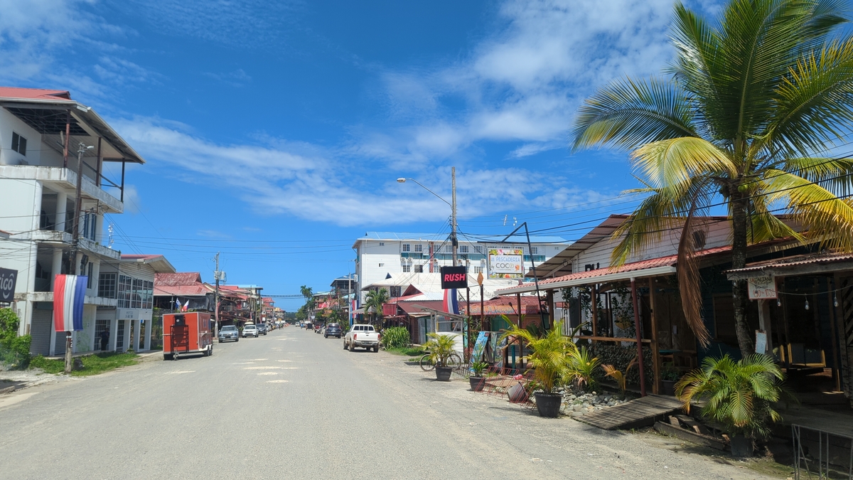 Calle mayor en Bocas del Toro, Panamá