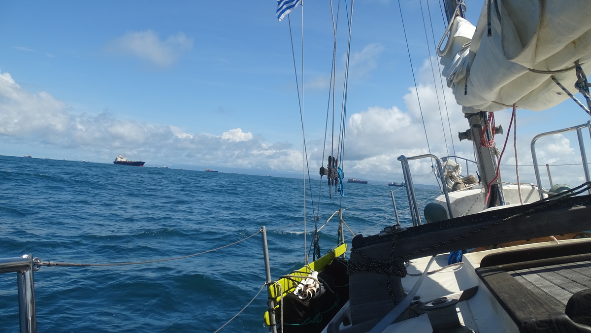 De aleta, barcos del fondeadero caribeño canal de Panamá