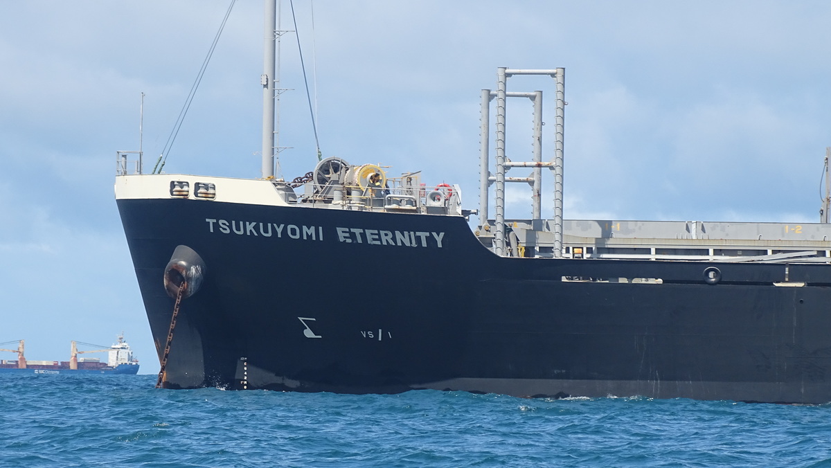 Proa del barco Tsukoyomi Eternity fondeado en espera del canal de Panamá