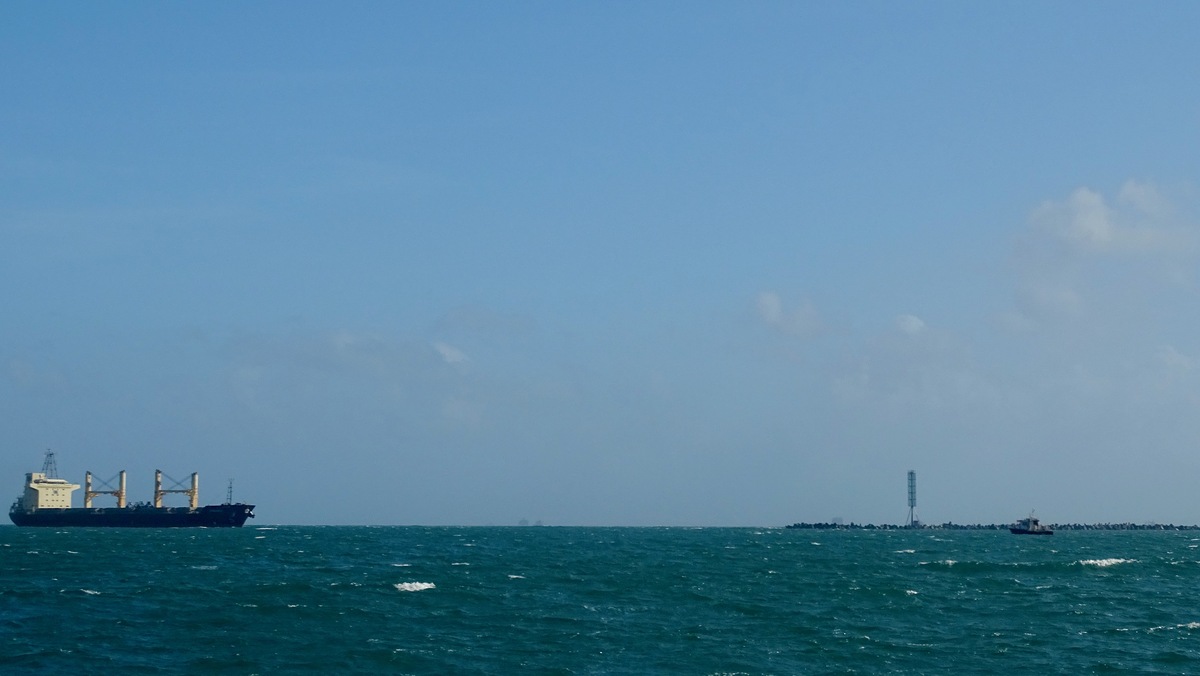 Barco entrando por el rompeolas de Bahía Limón, Panamá