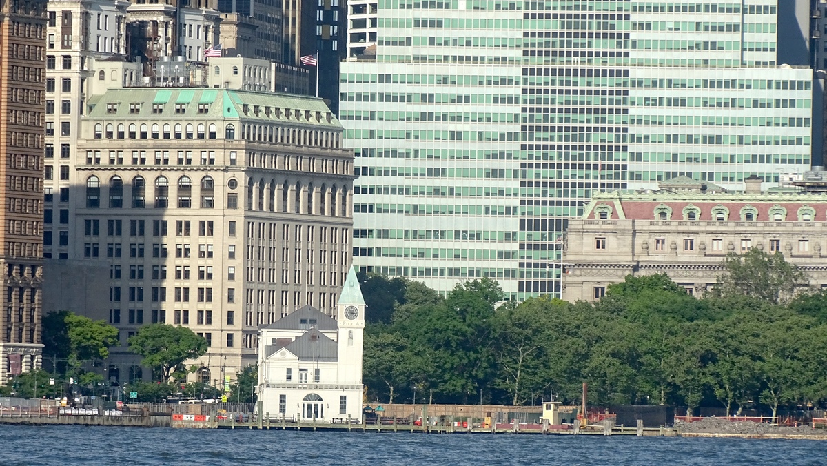 Edificios de Bajo Manhattan visto desde la bahía