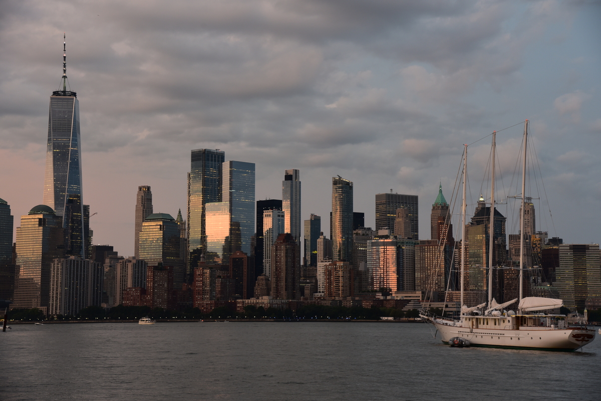 Yate Arabella frente Bajo Manhattan de la tarde