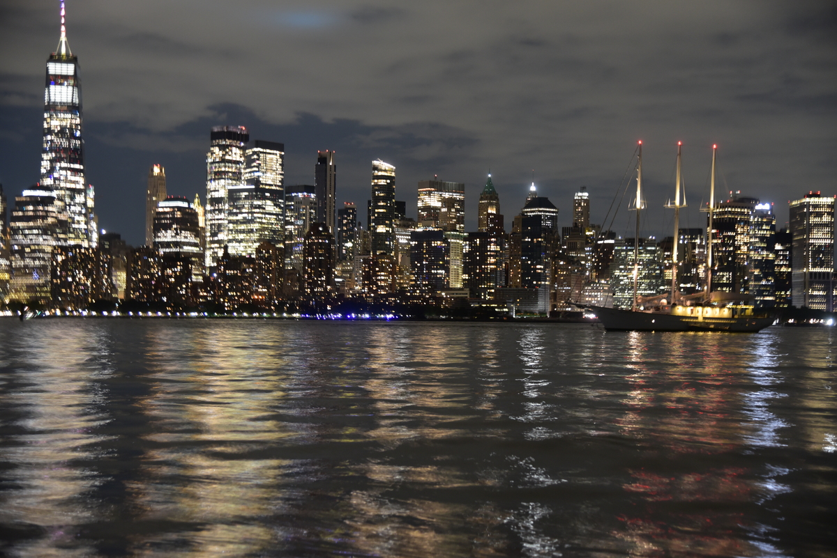 Yate Arabella Frente Bajo Manhattan de la noche