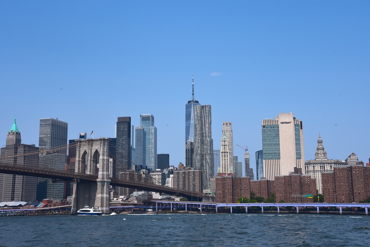 Puente Brooklyn con Manhattan Bajo