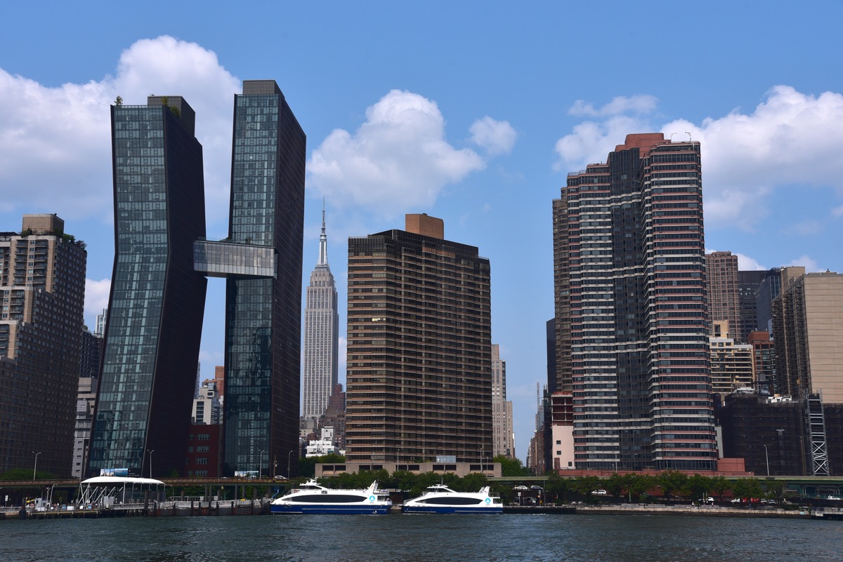 Edificios, terminal de transbordadores y el Torre del Estado Imperioso