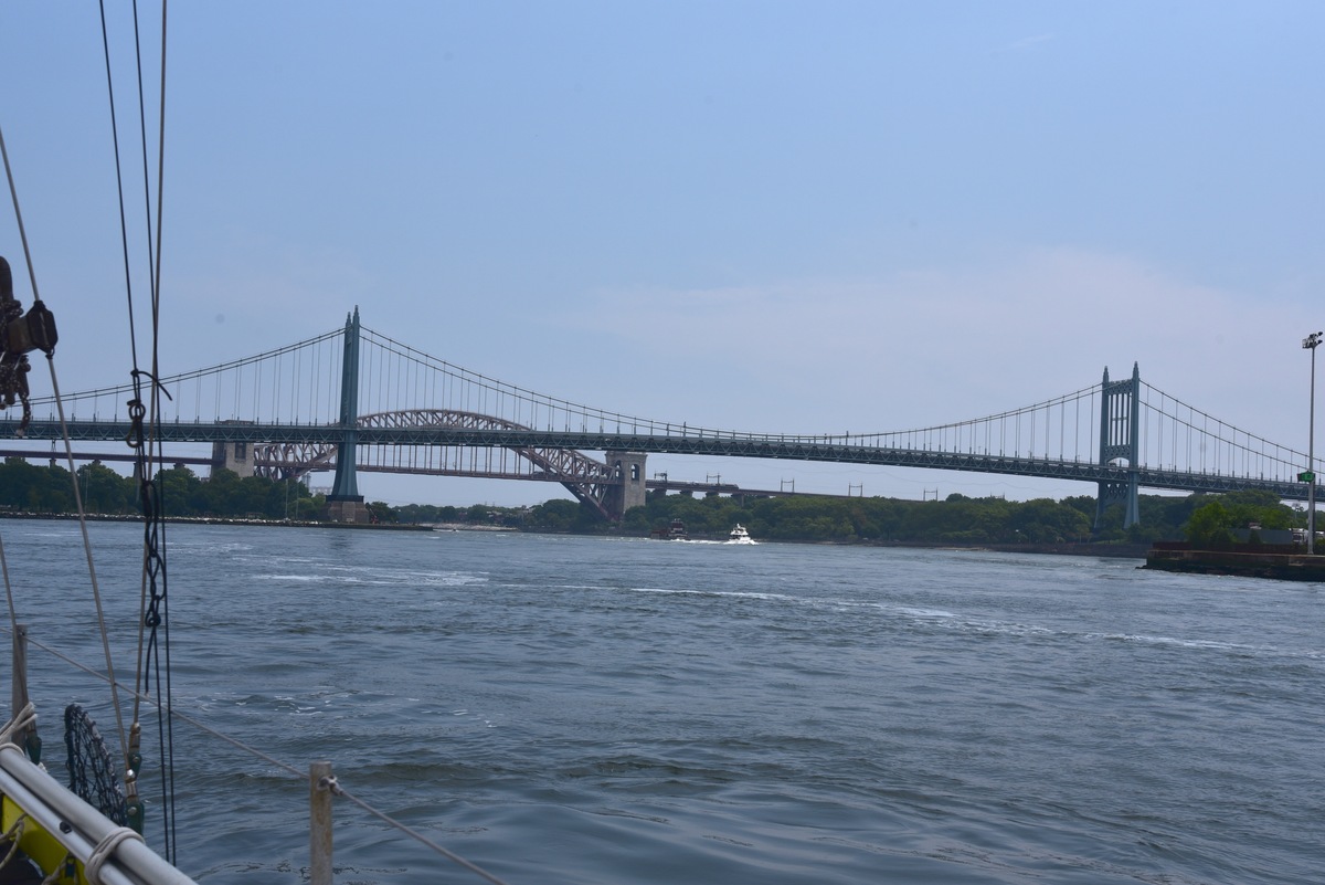 El Río Este y Puerta del Infierno bajo el Puente Triboro de la
Ciudad Nueva York