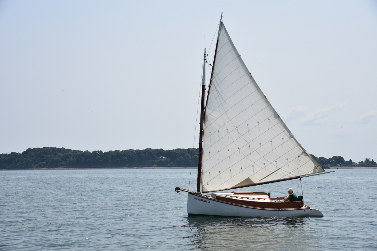 Velero pequeño viste de la Bahía Dorchester