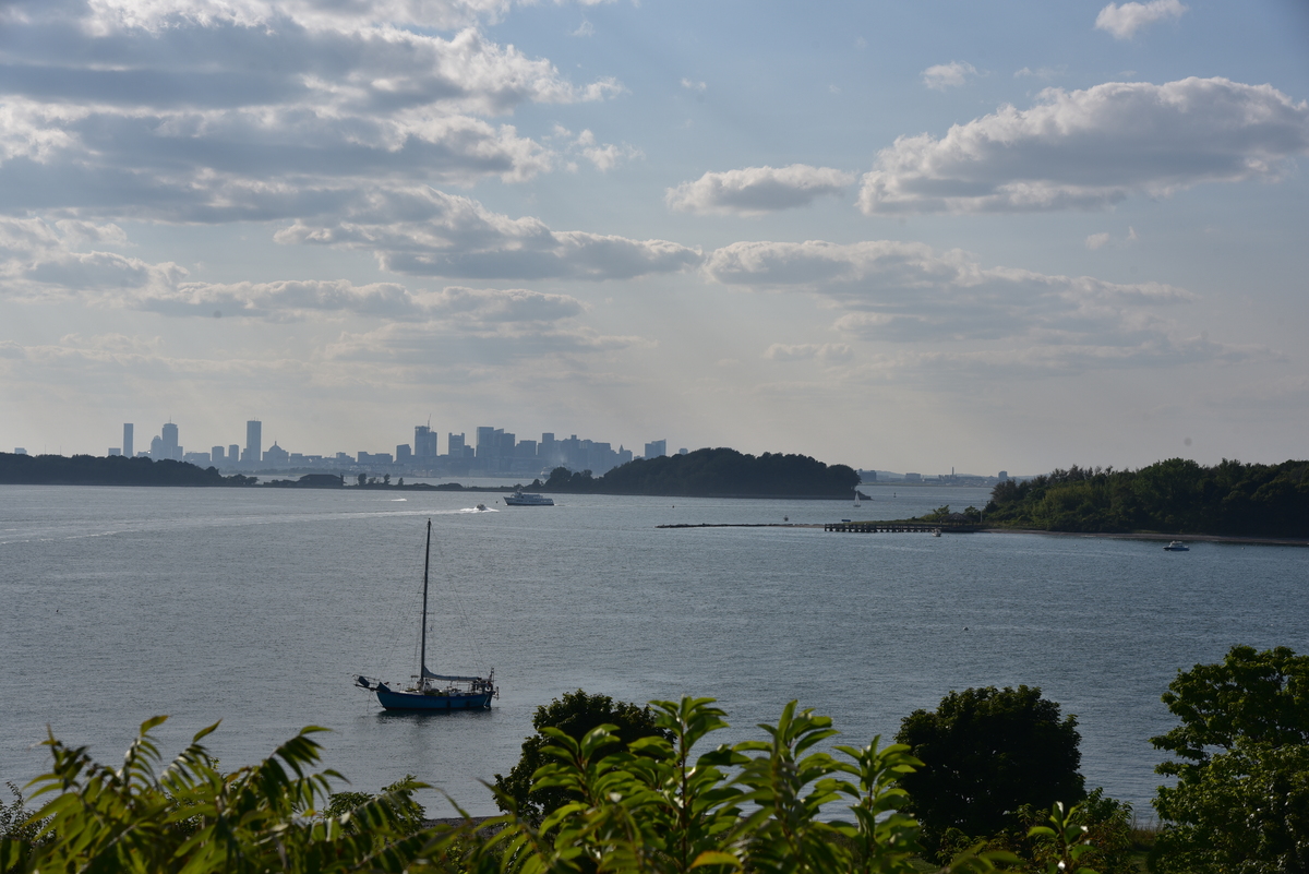 Brisa fondeado al lado de la Isla Georges, con horizonte de la ciudad Boston