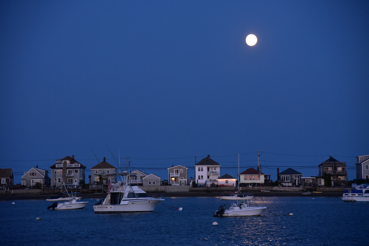 Fondeadero en Winthrop, Massachusetts con la luna llena