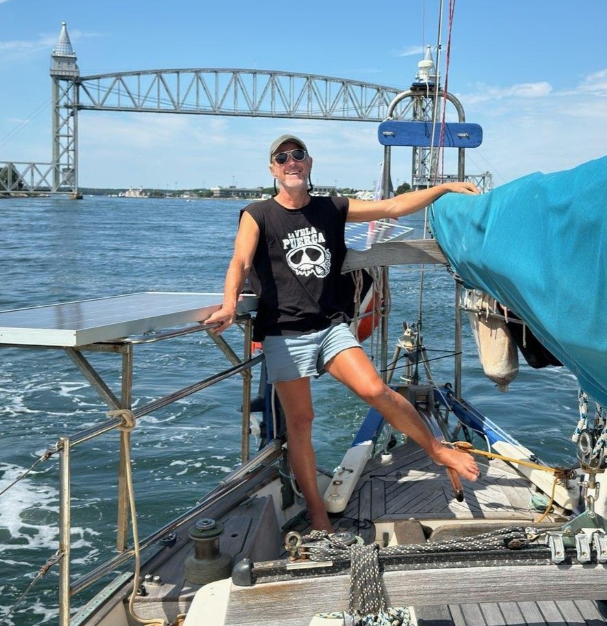 El navegante Douglas timoneando bajo el puente ferrocarril del canal de Cabo
  Cod