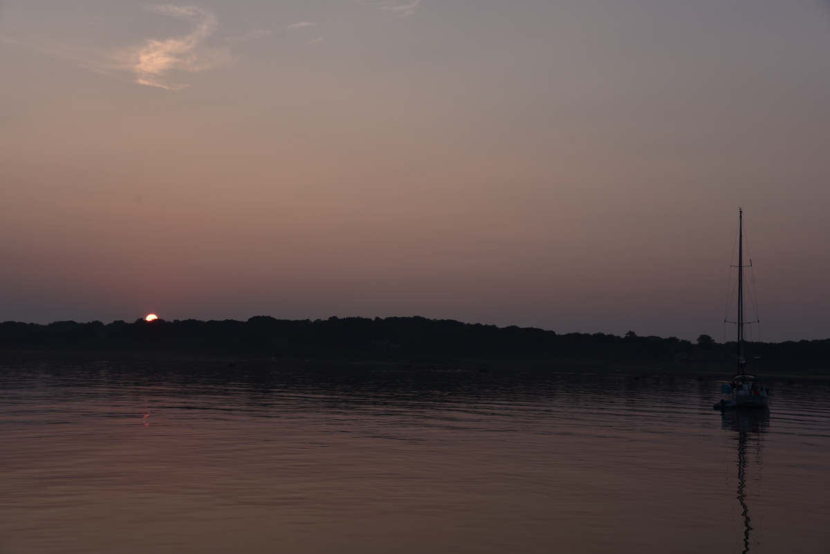 Amanecer fondeado en la Bahía Oeste de la Isla Fishers