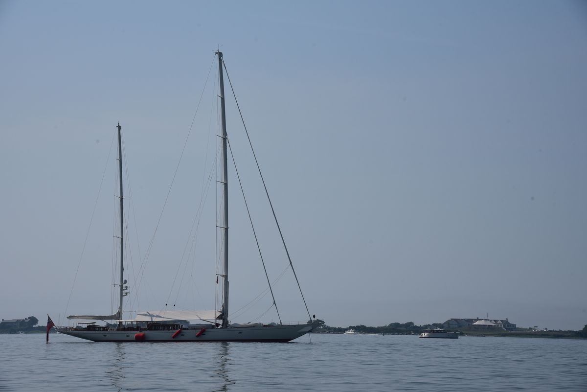 Gran Yate fondeado en la Bahía Este de la Isla Fishers