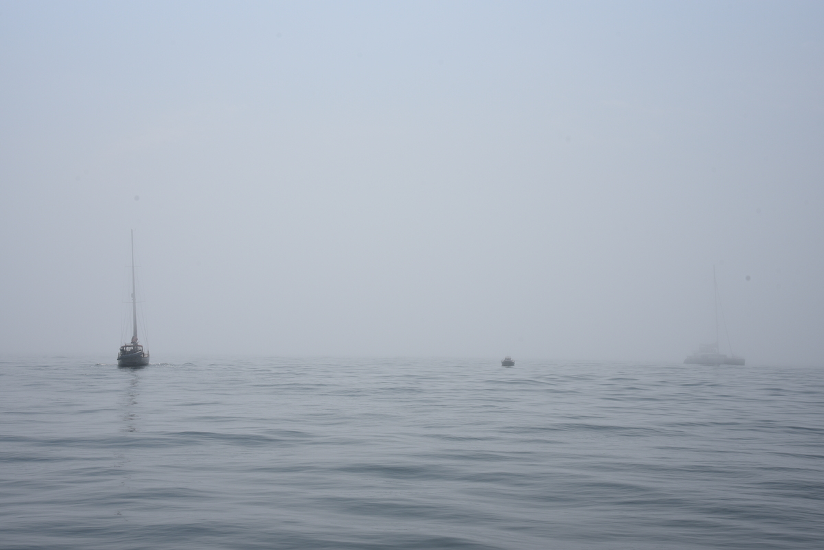 Botes en la niebla en el paso de Watch Hill