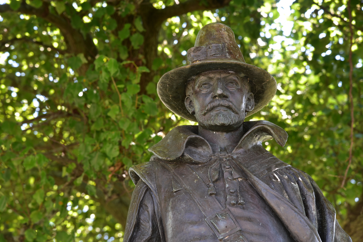 Una estatua de William Bradford en Plymouth