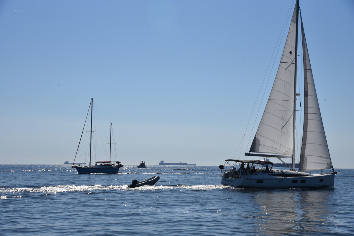 Veleros, botes y buques en la Bahía Chesapeake frente Annapolis