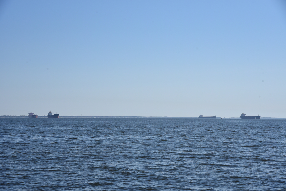 Buque fondeados en la Bahía Chesapeake frente Annapolis